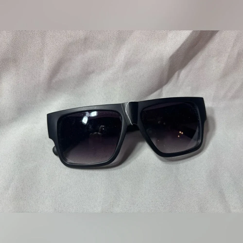 New Classic Hip Hop Rapper Gangster SUN GLASSES Black Frame Gold Medallion Dark